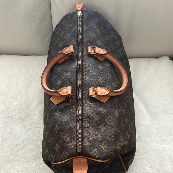 Authentic Louis Vuitton Monogram Speedy 40 Handbag with lock and key - Picture 3 of 12